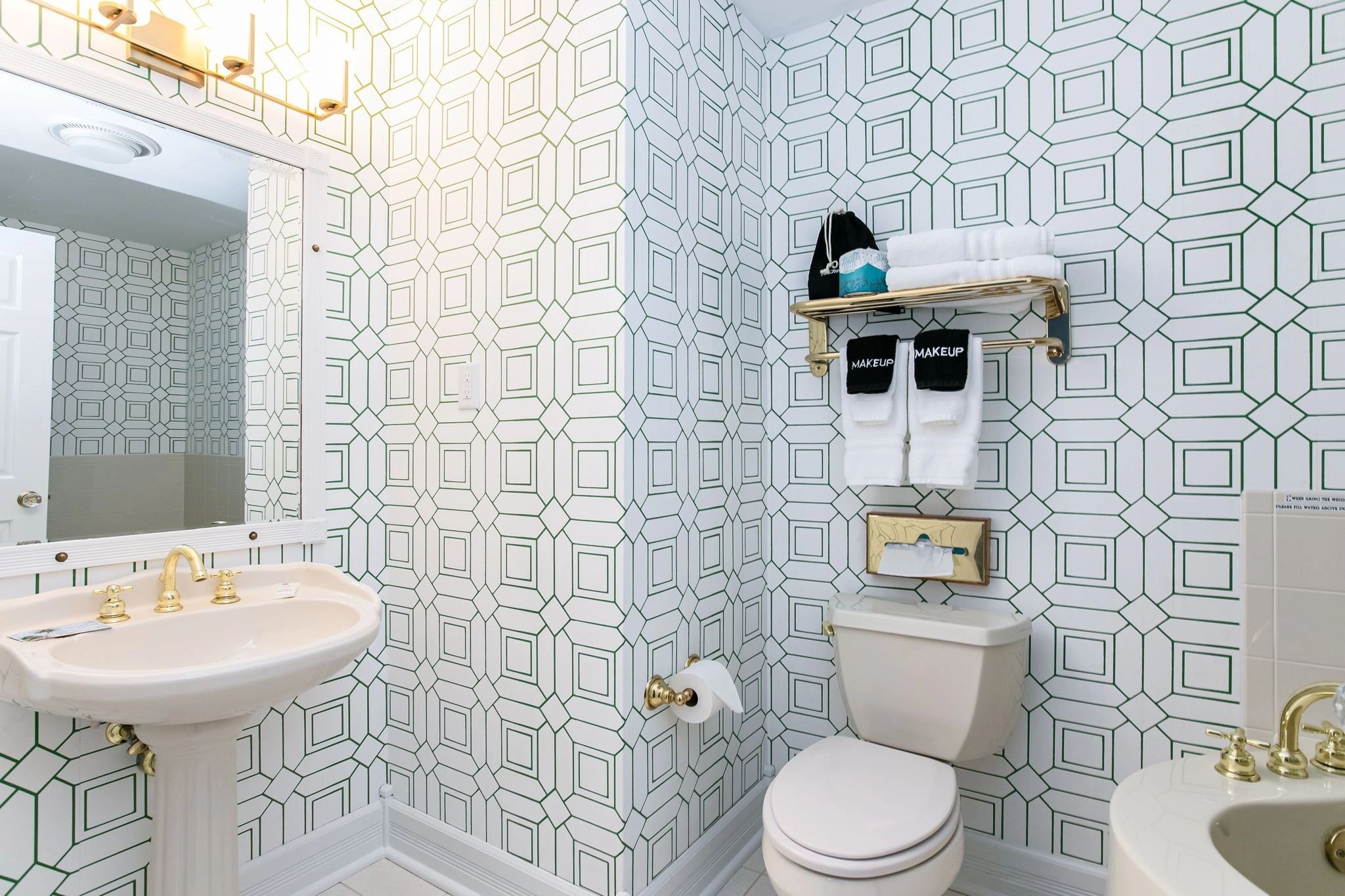 Queen Room detail at Biddle Point Inn
